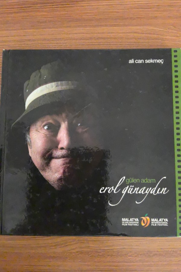 Gülen adam Erol Günaydın