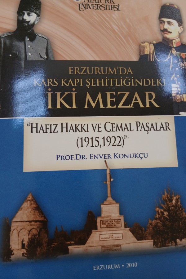 Erzurum'da kars kapı şehitliğindeki iki mezar