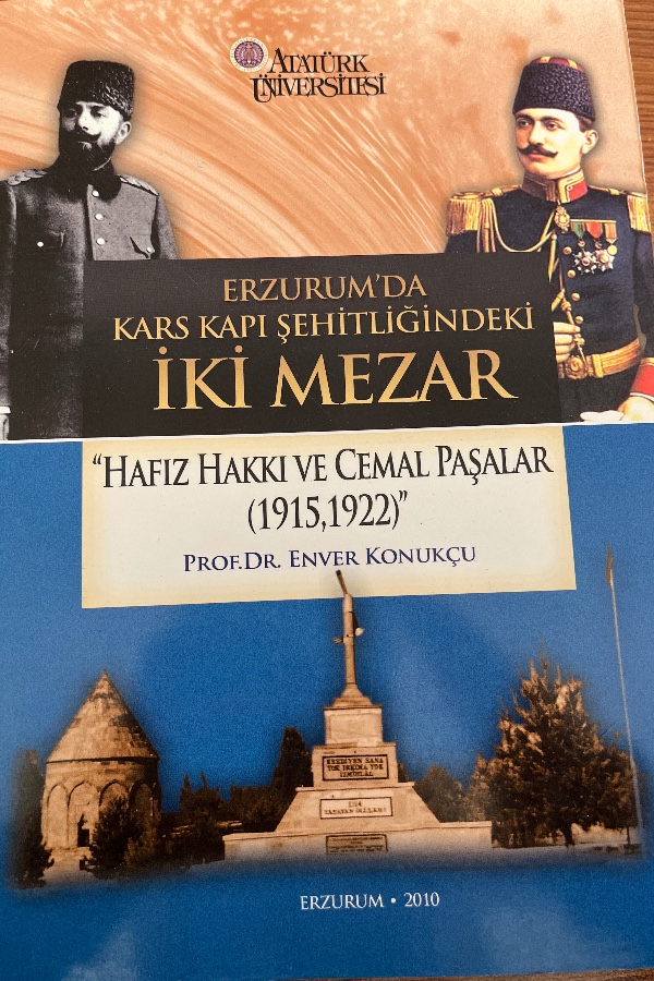 Erzurum'da Kars kapı şehitliğindeki iki mezar