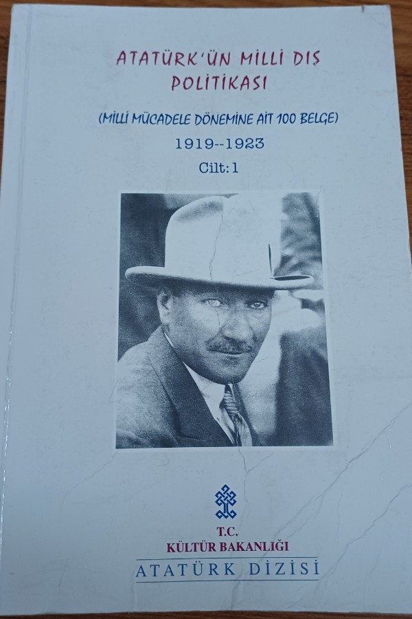 Atatürkün Milli Dış Politikası Cilt 1