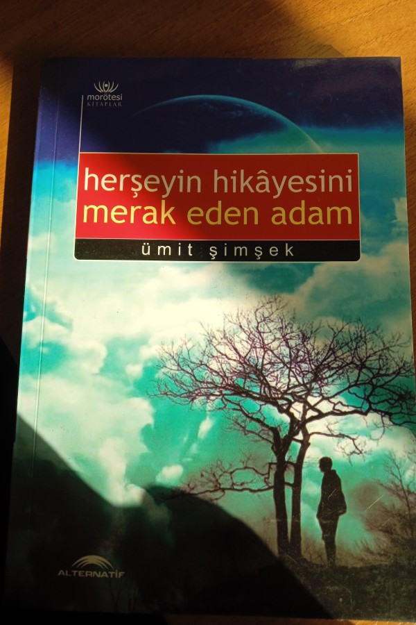 Herşeyin hikâyesini merak eden adam