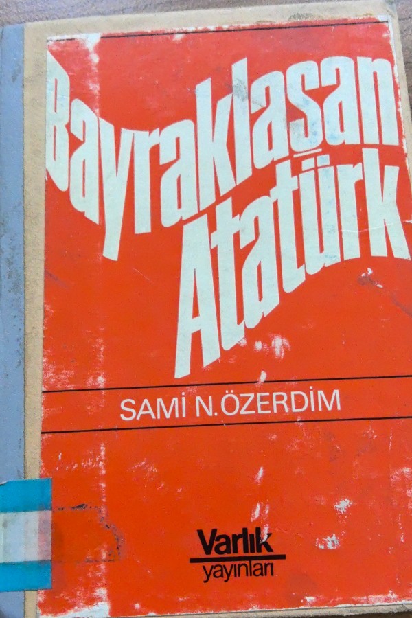 Bayraklaşan Atatürk