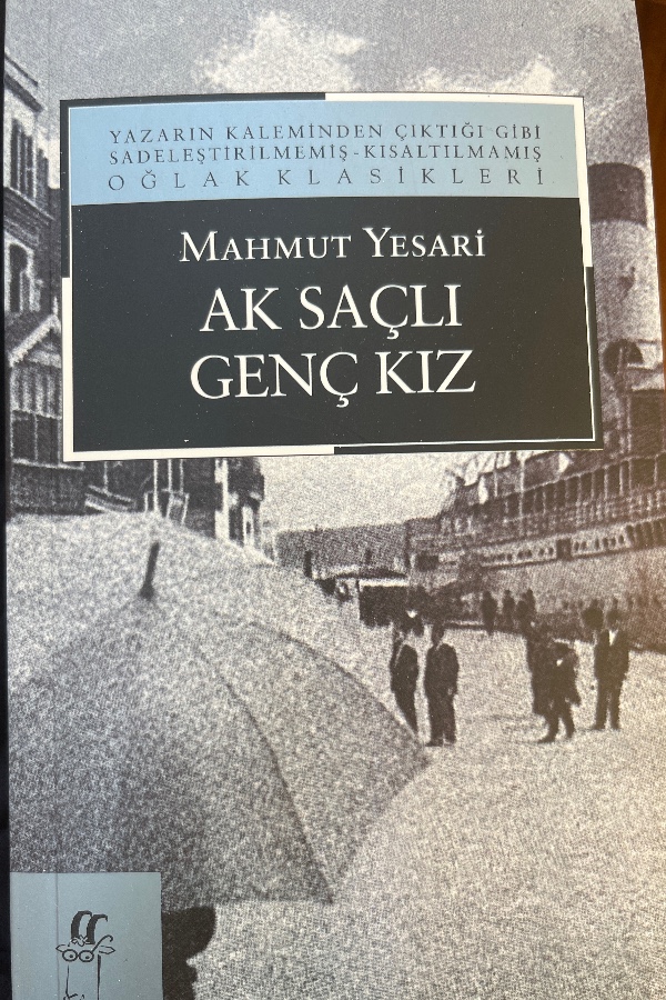 Ak Saçlı Genç Kız