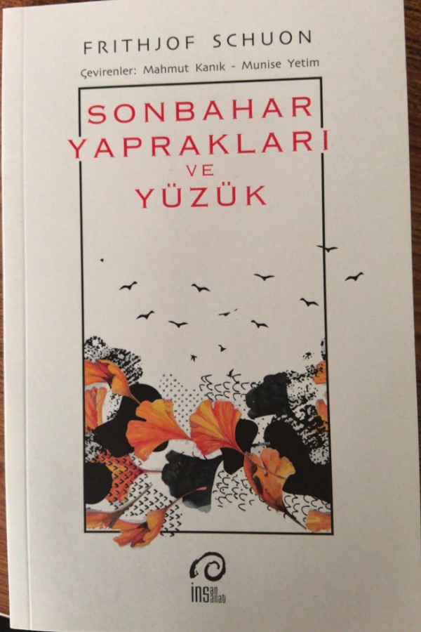 Sonbahar yaprakları ve yüzük